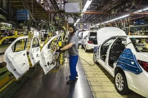 نسخه مسکو برای نجات خودروسازی ۲۰۰ میلیارد روبل برای جهش تولید تا ۲۰۳۵